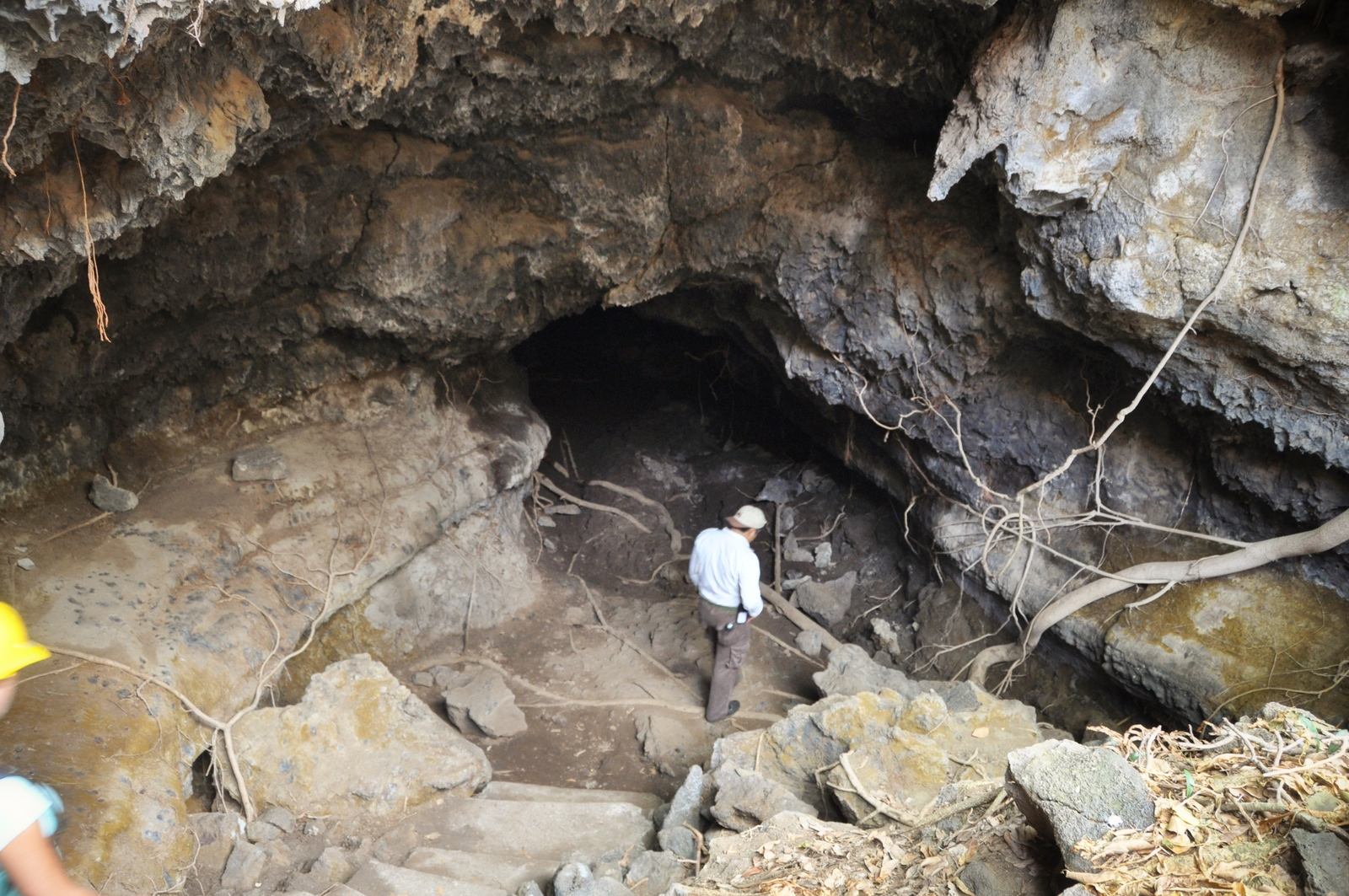 Entrée dans les grottes, Volcan Masaya