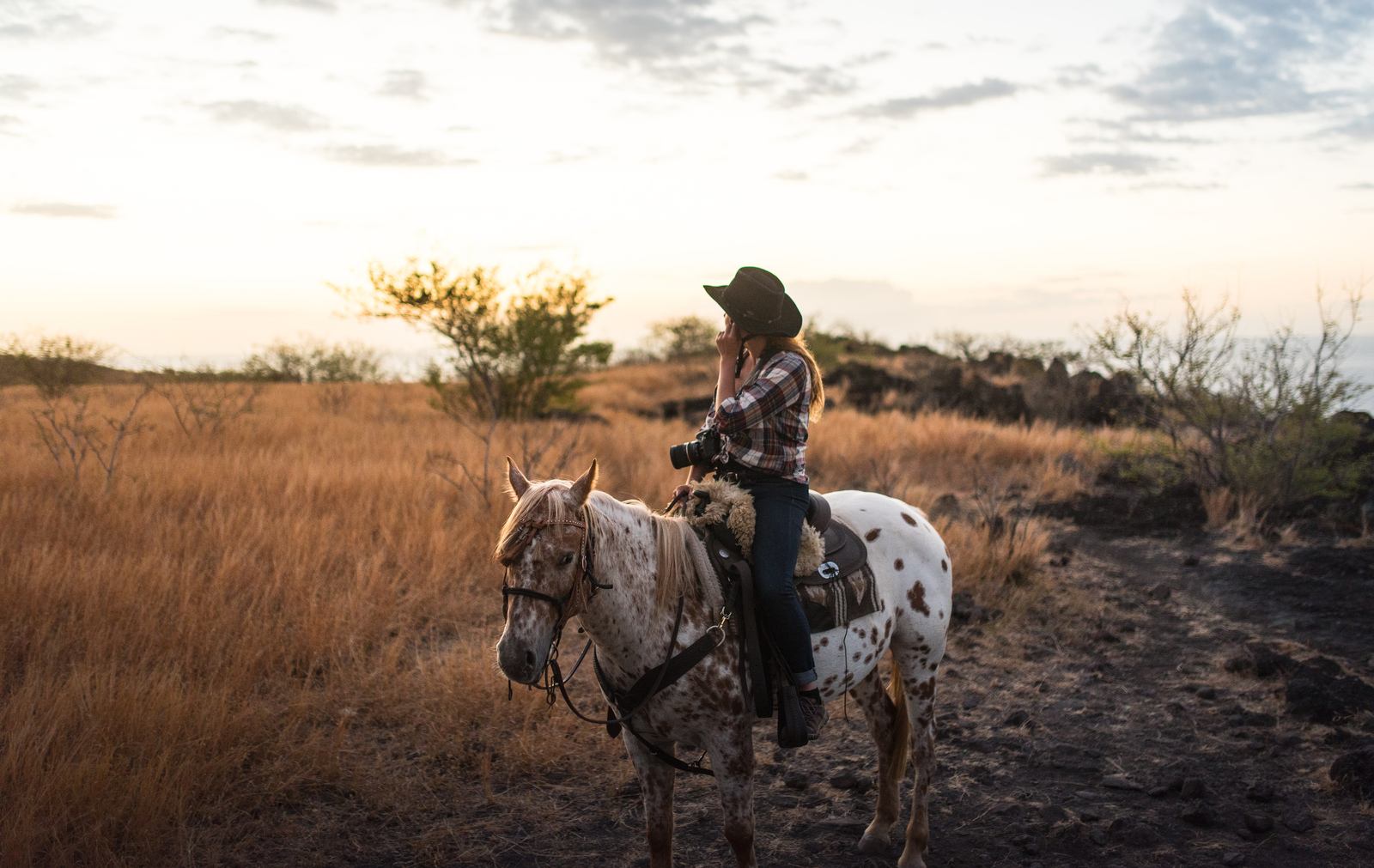 Manue, admirant le coucher de soleil 