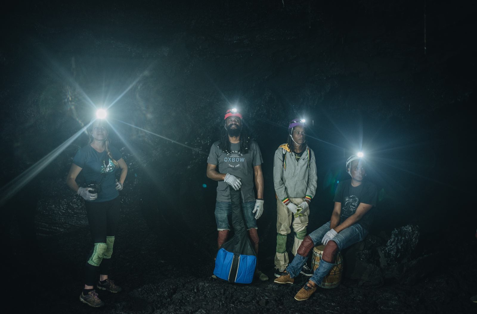L'équipe, étonnée par ce monde étrange L'équipe, étonnée par ce monde étrange