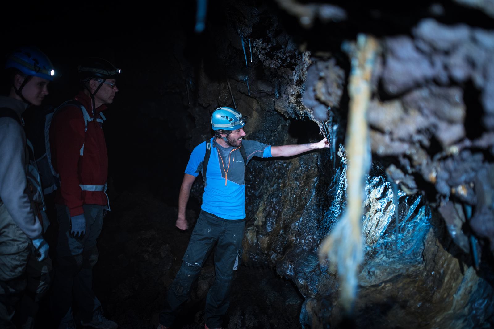 Arthur nous montre les formations de lave