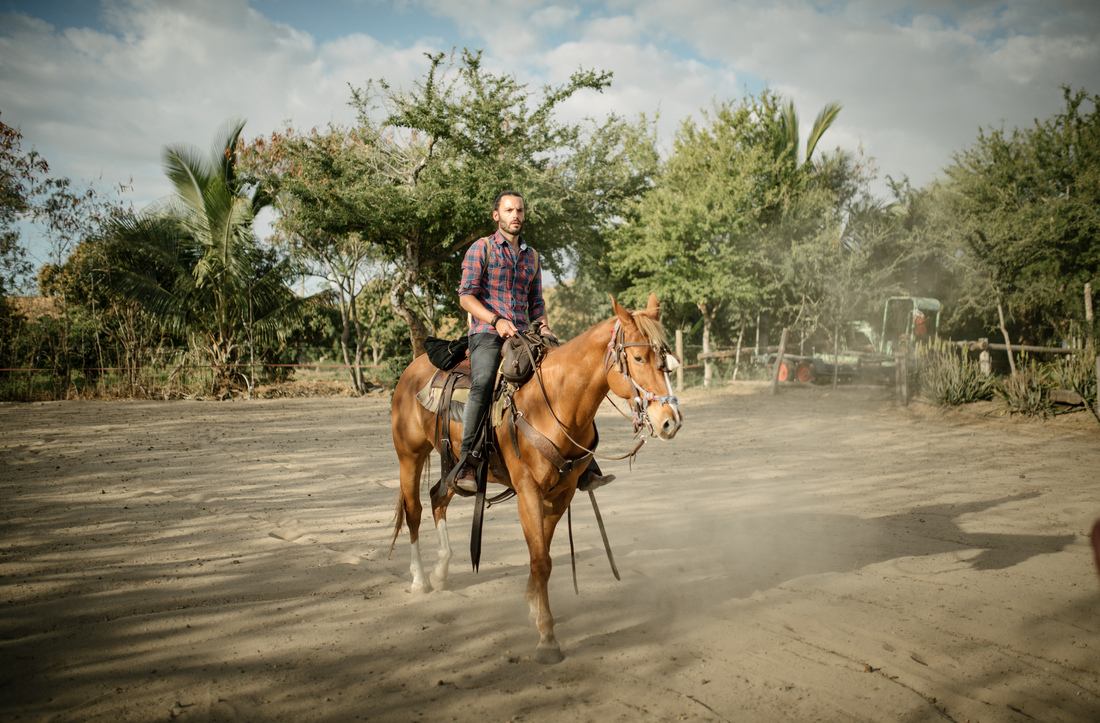 Seb qui apprend à monter comme les cowboys