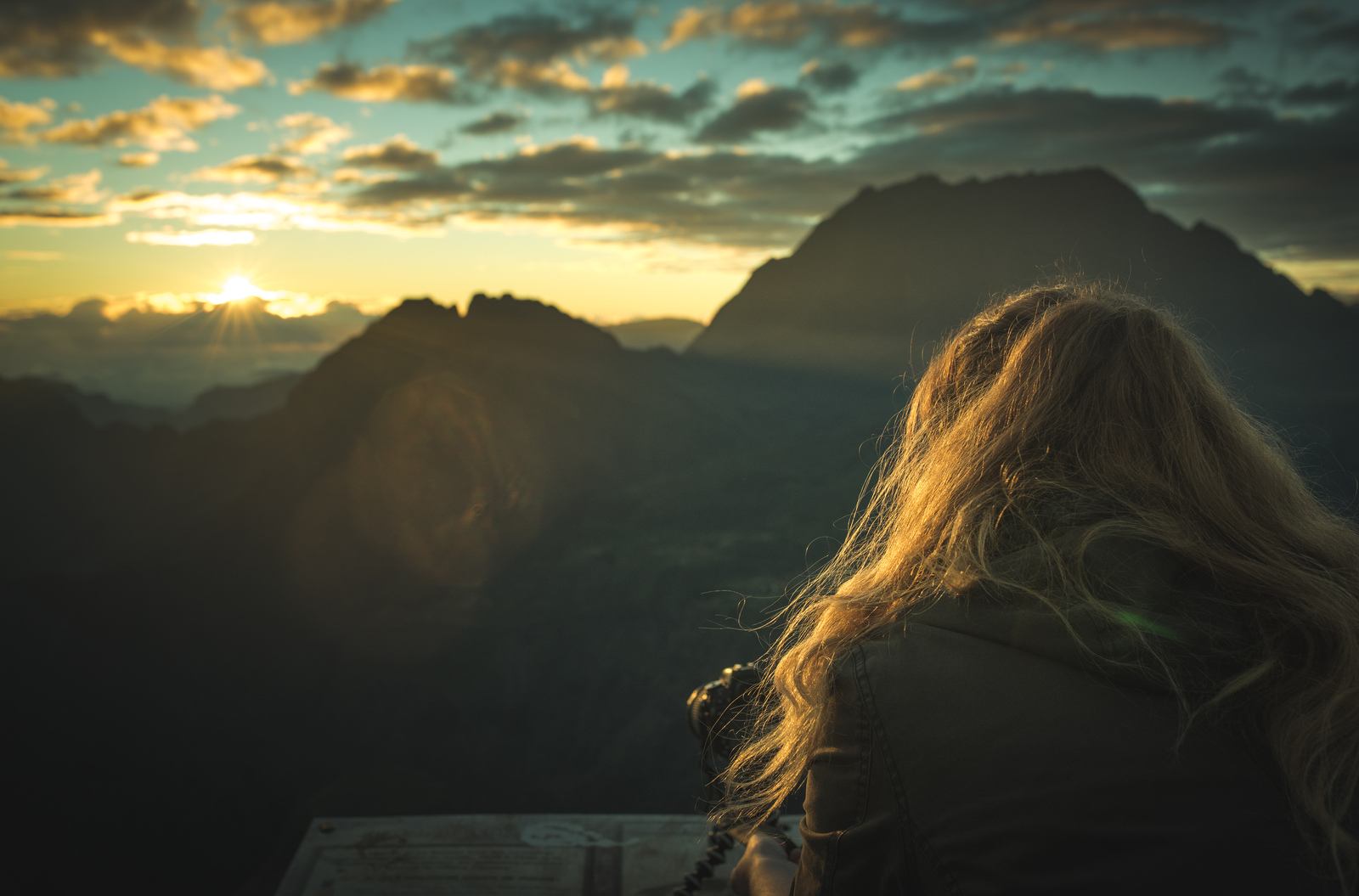 Manue devant le lever de soleil au Maïdo 