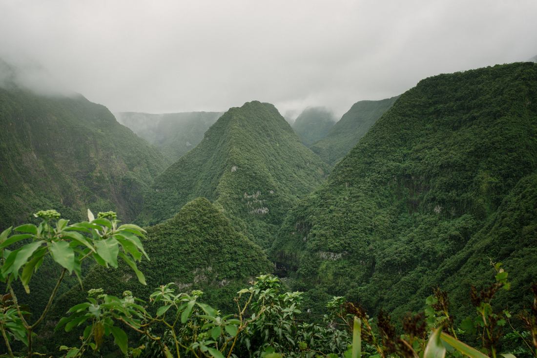 Montagnes et cascades de Takamaka
