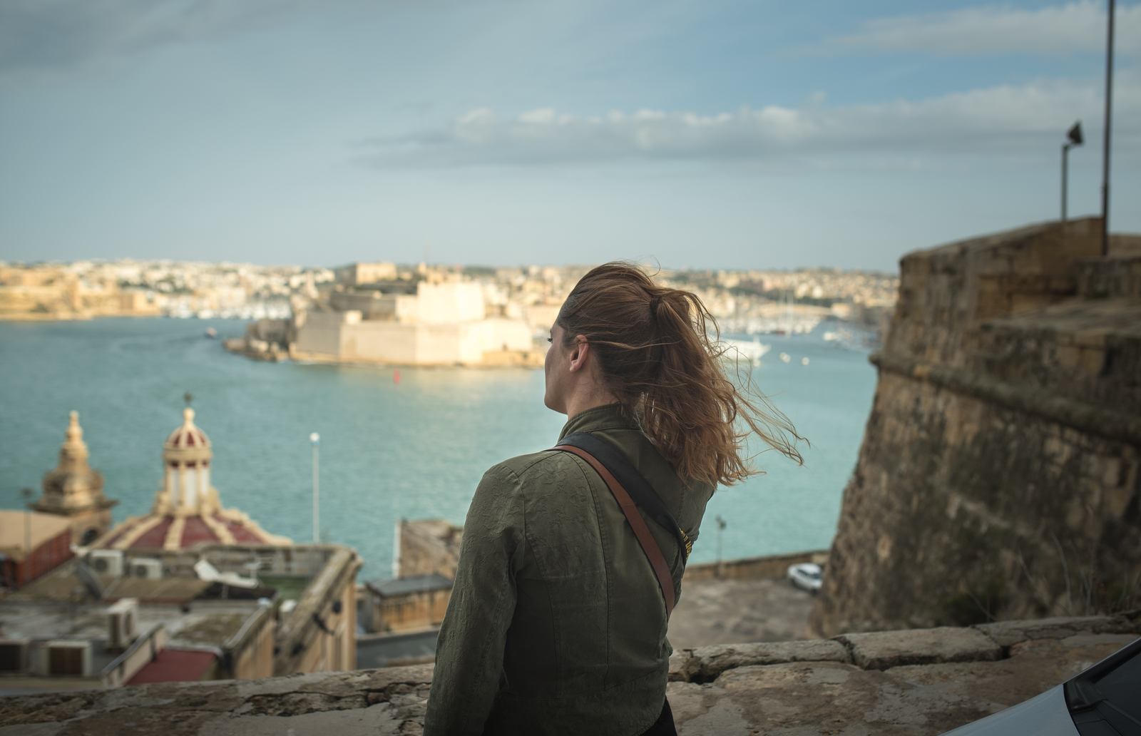 Manue, devant le port de La Valette