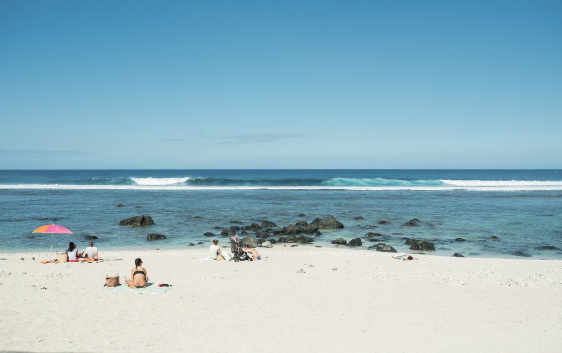 Petite plage de sable blanc