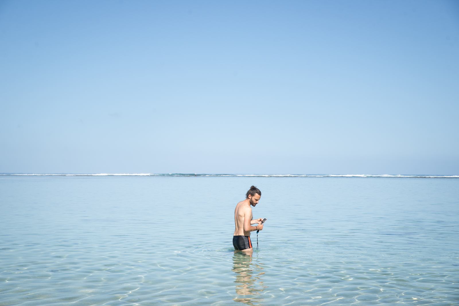 Seb qui observe les poissons