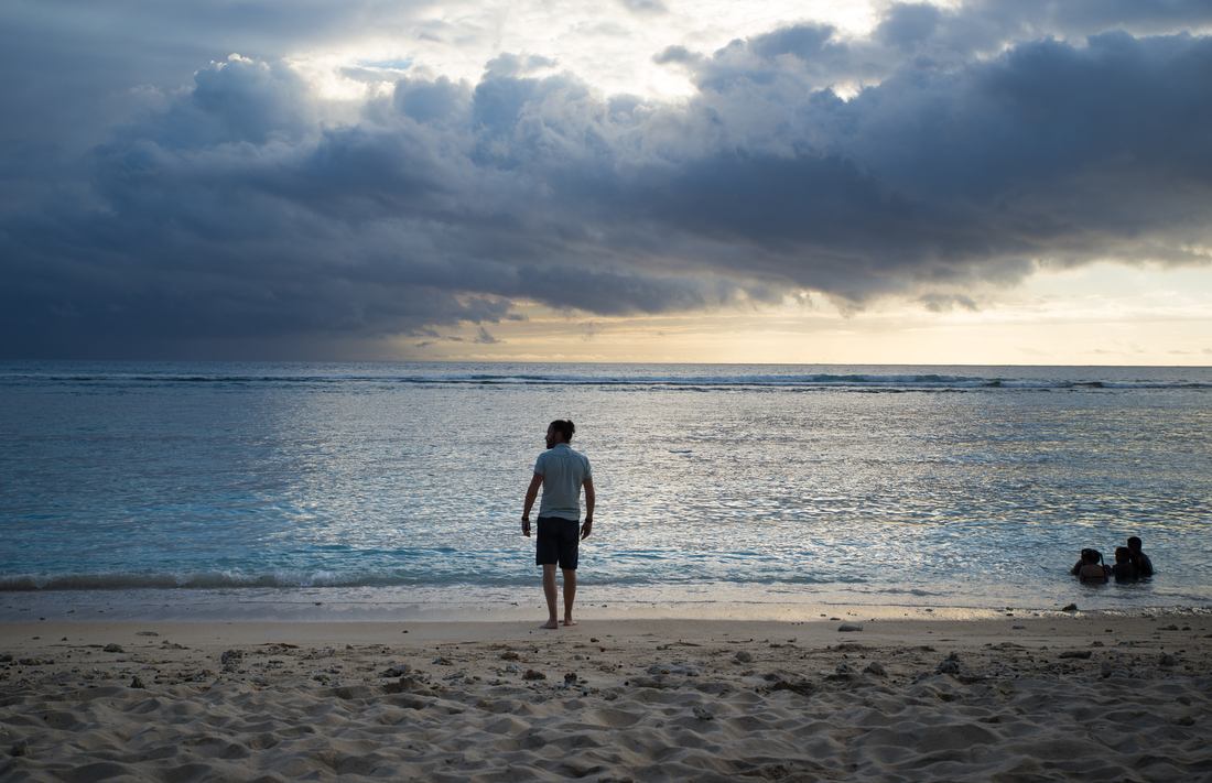 Seb, devant un coucher de soleil