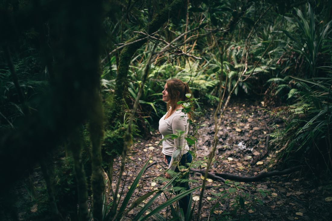 Manue cachée parmi les plantes