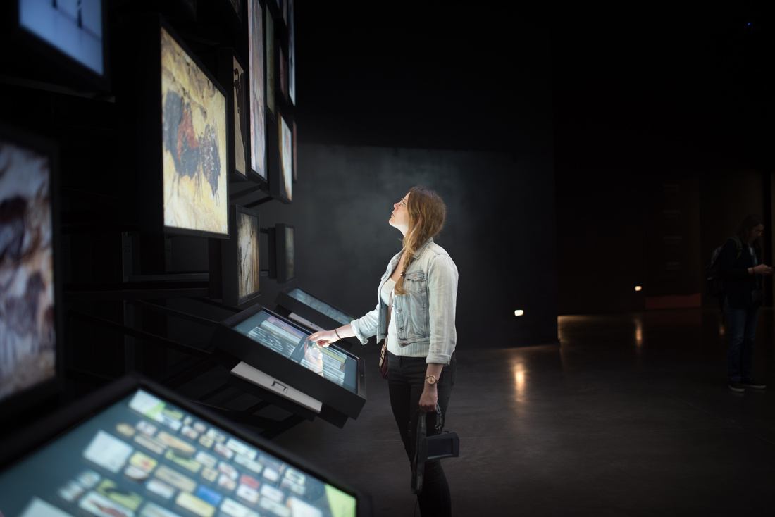 Manue jouant avec la galerie de l'imaginaire