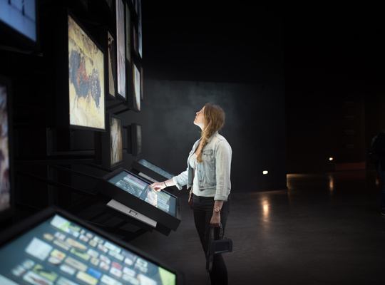 Manue jouant avec la galerie de l'imaginaire
