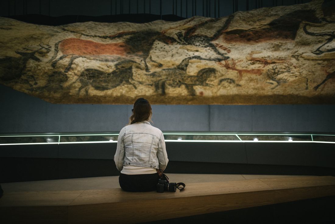 En admiration devant les peintures de Lascaux 