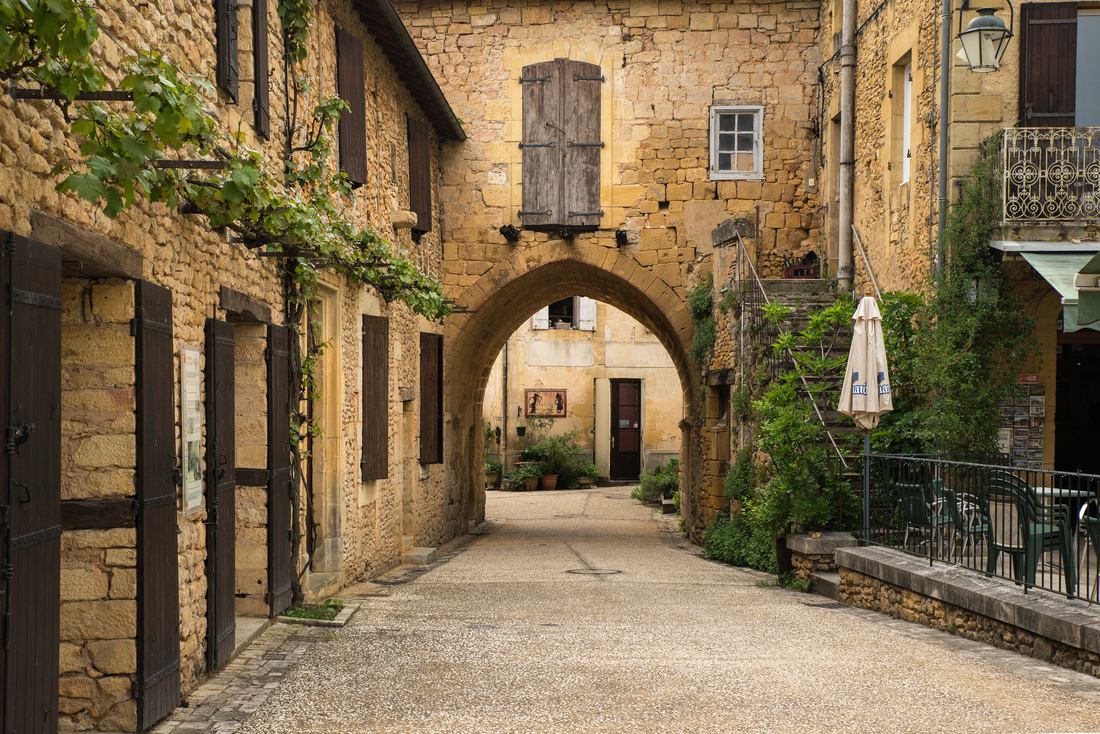 Dans les rues du petit village de Cadouin 