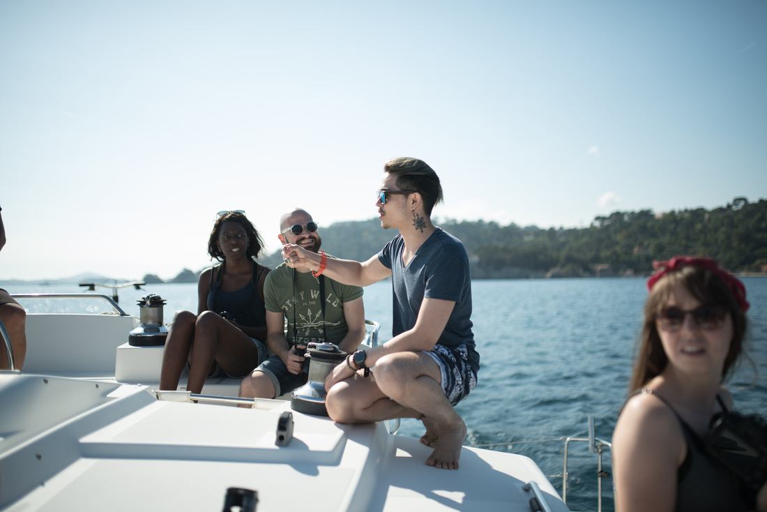 On fait tous connaissance sur le catamaran