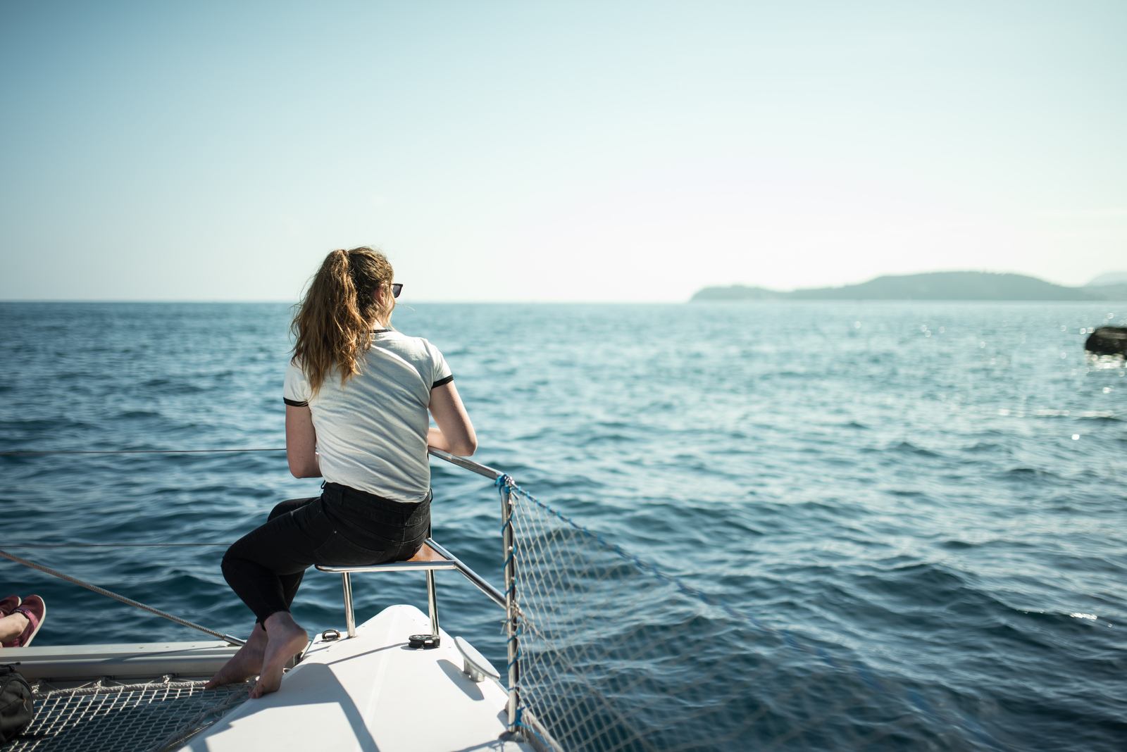 Profiter de la vue sur la mer depuis le Catamaran