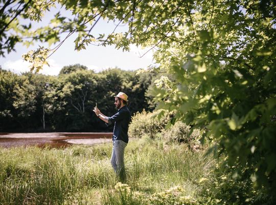 Seb profite du paysage autour du lac, Jardins de Drulon