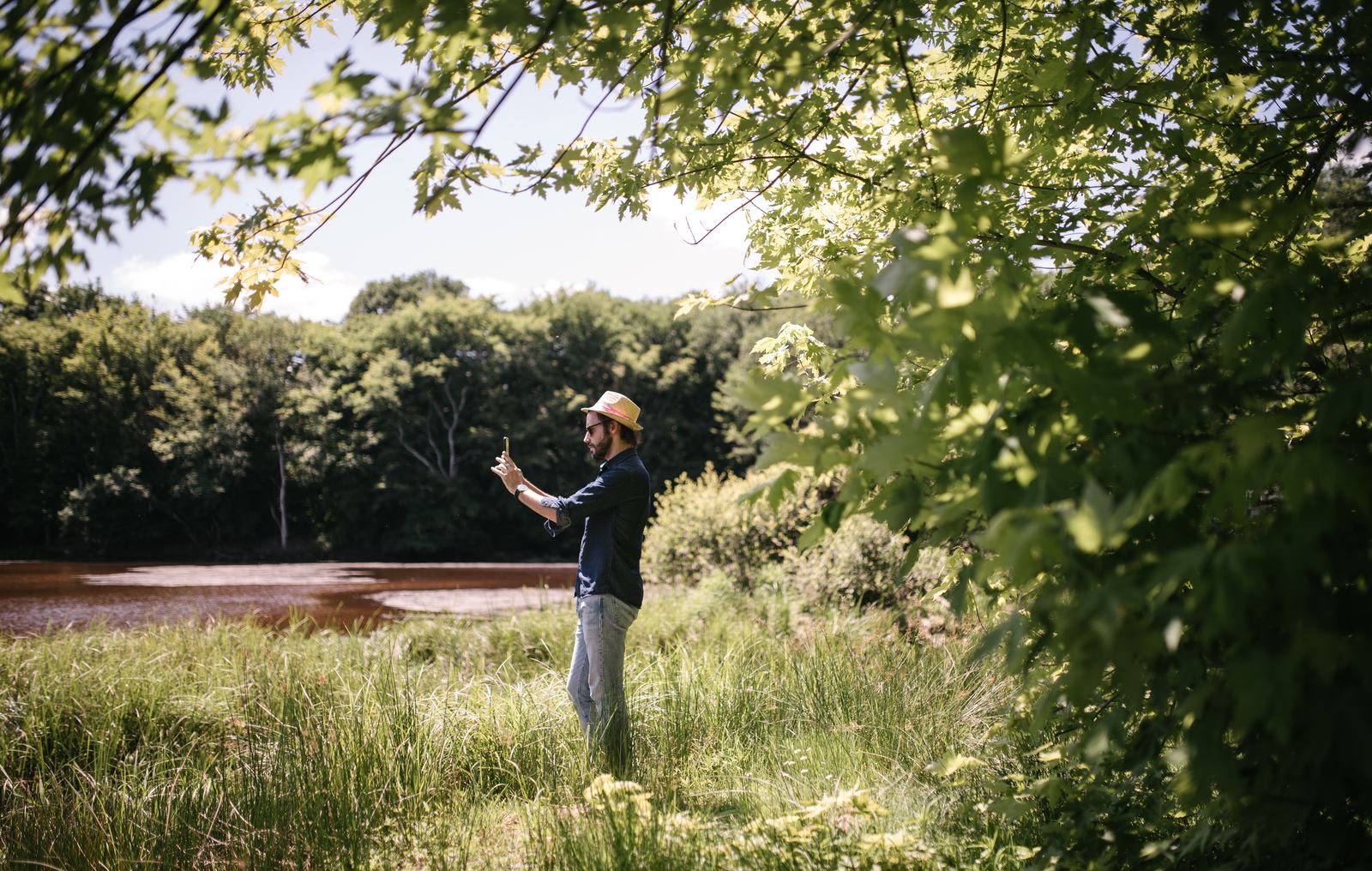 Seb profite du paysage autour du lac, Jardins de Drulon Seb profite du paysage autour du lac, Jardins de Drulon