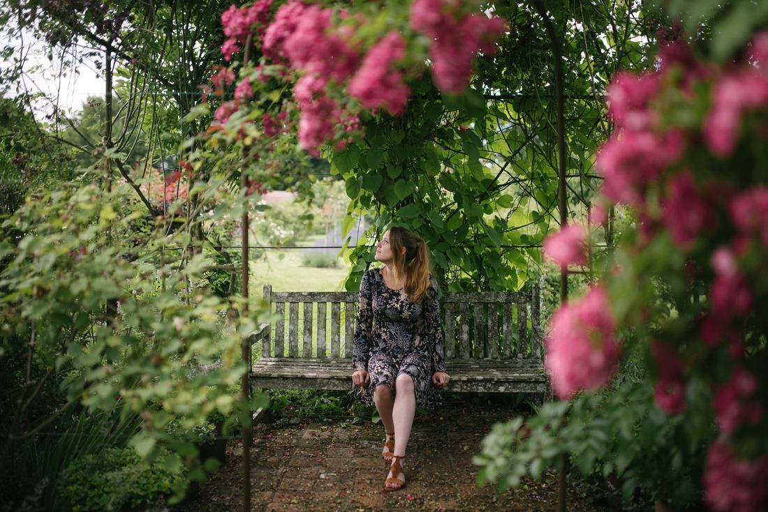 Entourée de roses, Le Jardin de Marie