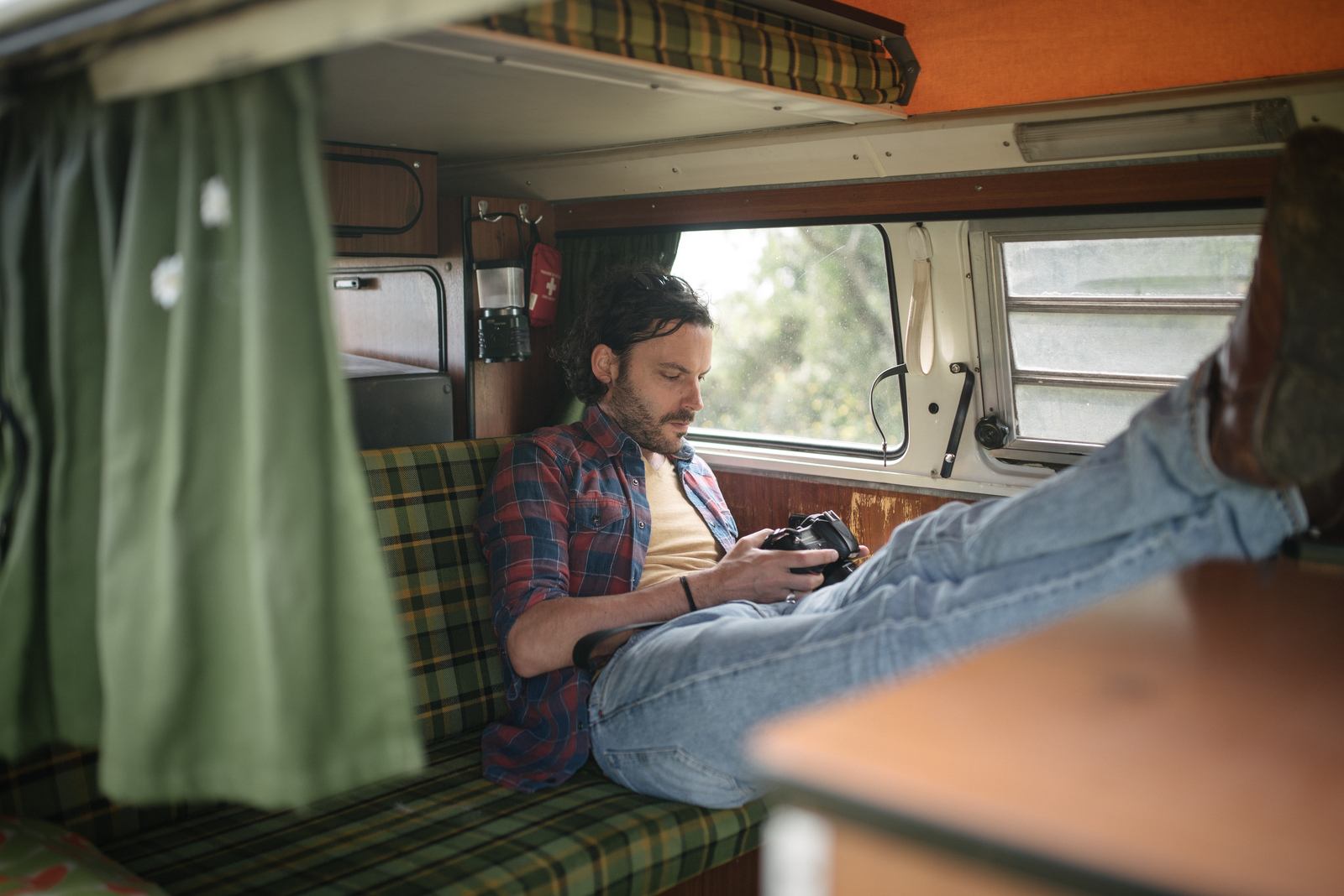 En détente à l'arrière du combi En détente à l'arrière du combi