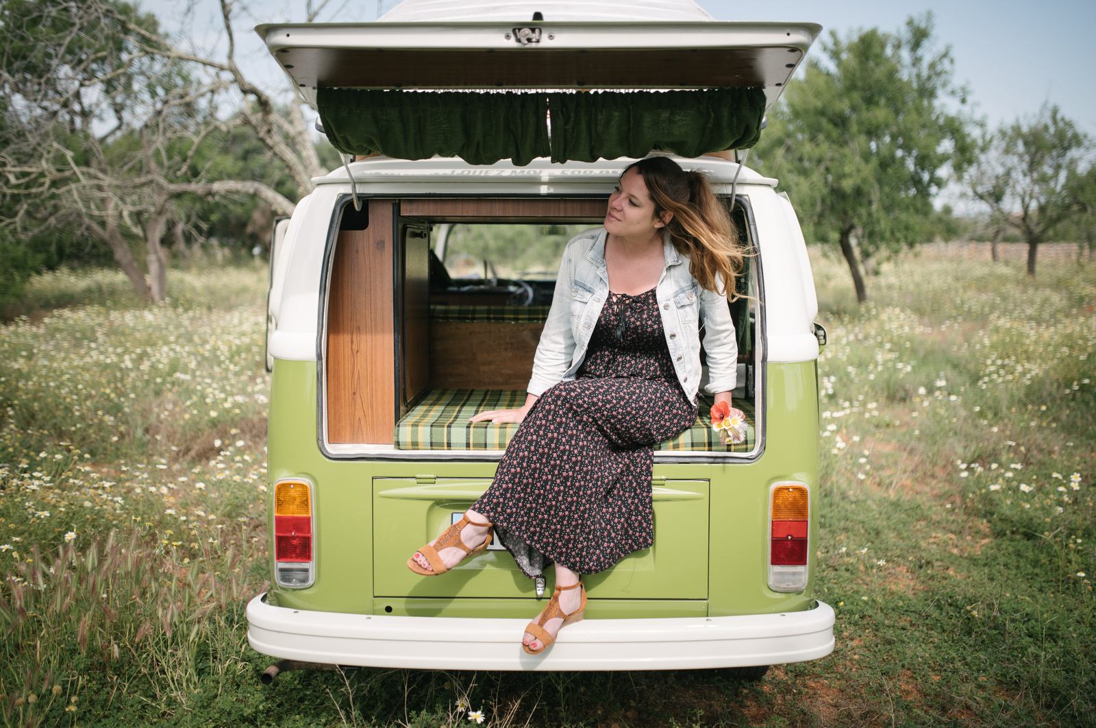 Pause dans un joli champ de fleur 