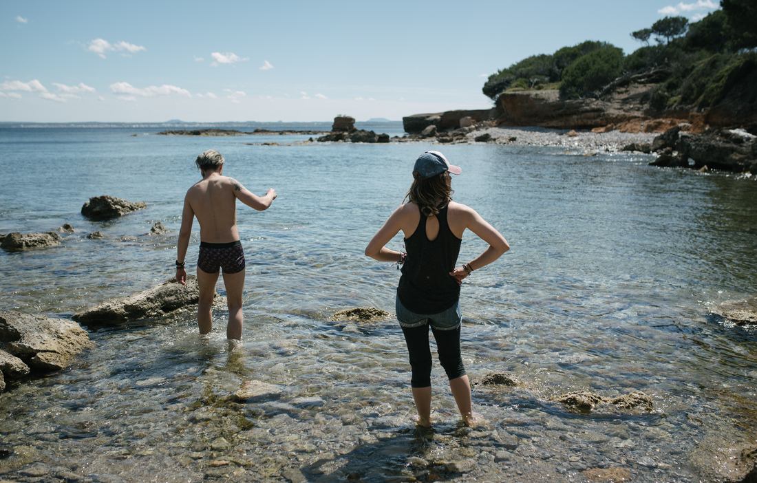 Xavier tente la baignade à Majorque 