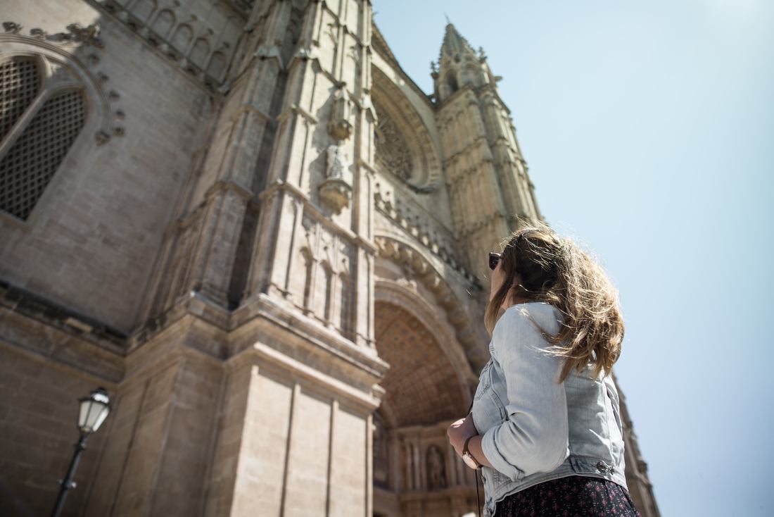 Au pied de l'église de Sant Bartomeu