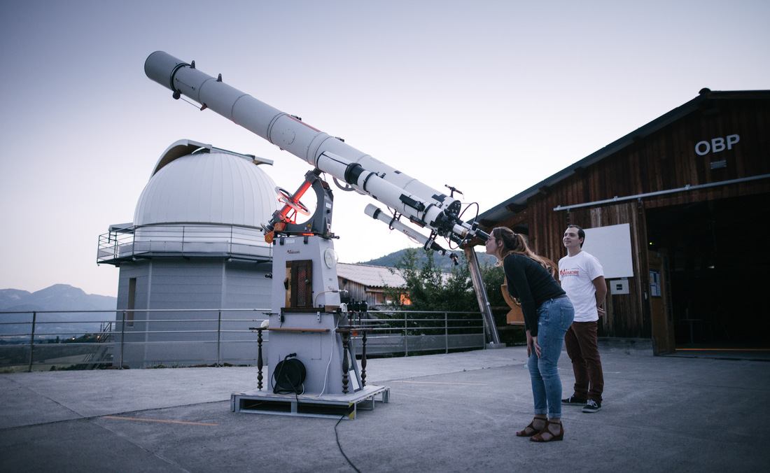 Manue regarde dans la lunette 