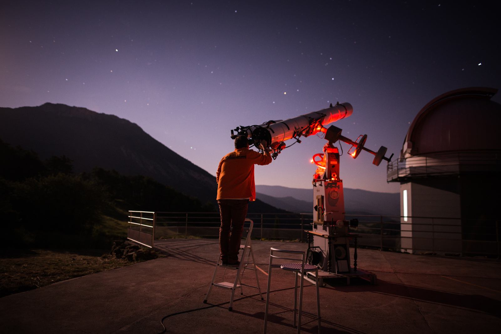 Marc observe à la lunette 