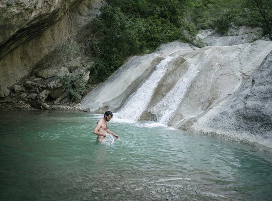 Seb profitant des bassins d'eau fraiche 