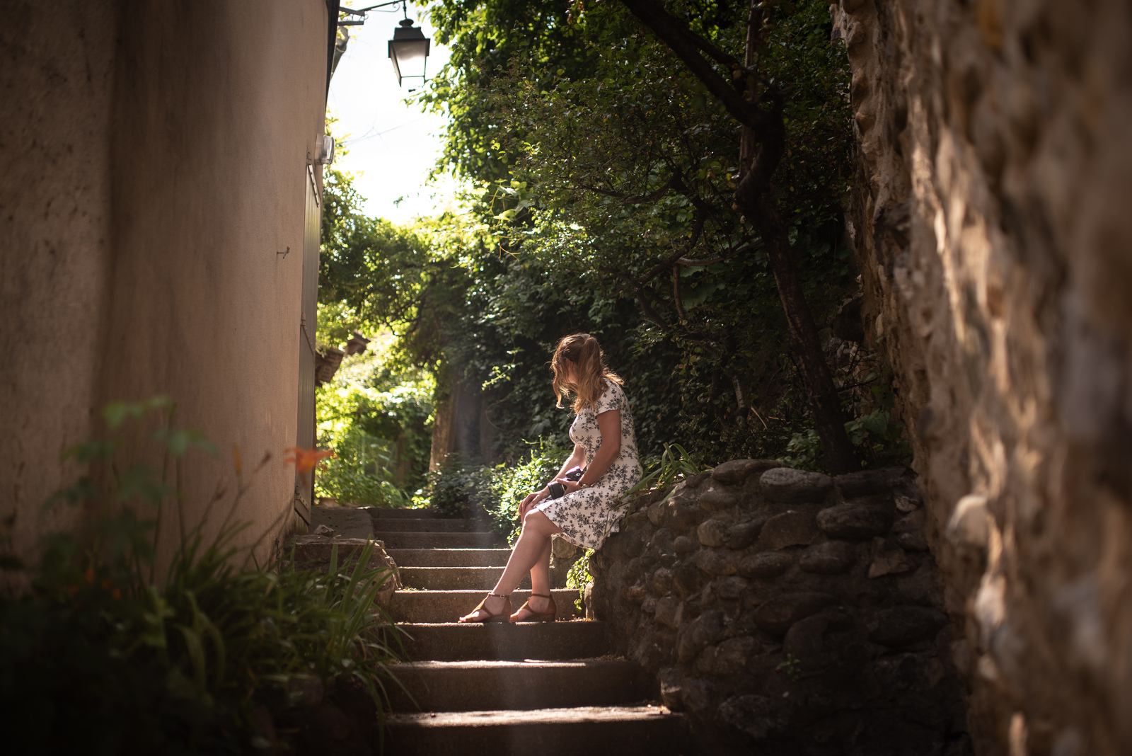 Pause à l'ombre dans les rues du village perché de Serres 