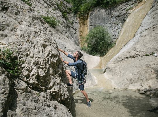 Faire de l'escalade au pied d'une cascade à Orpierre