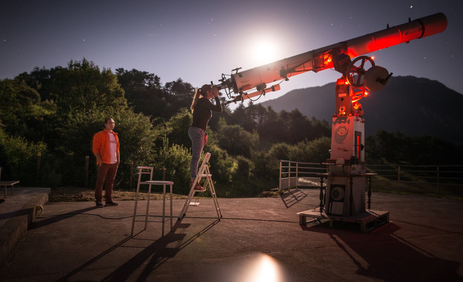Observation à la lunette, la nuit tombée 