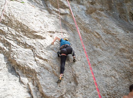 Manue se prend au jeu de l'escalade 