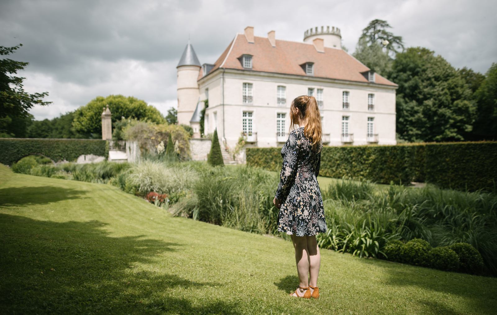 Manu devant le Château De Pesselières