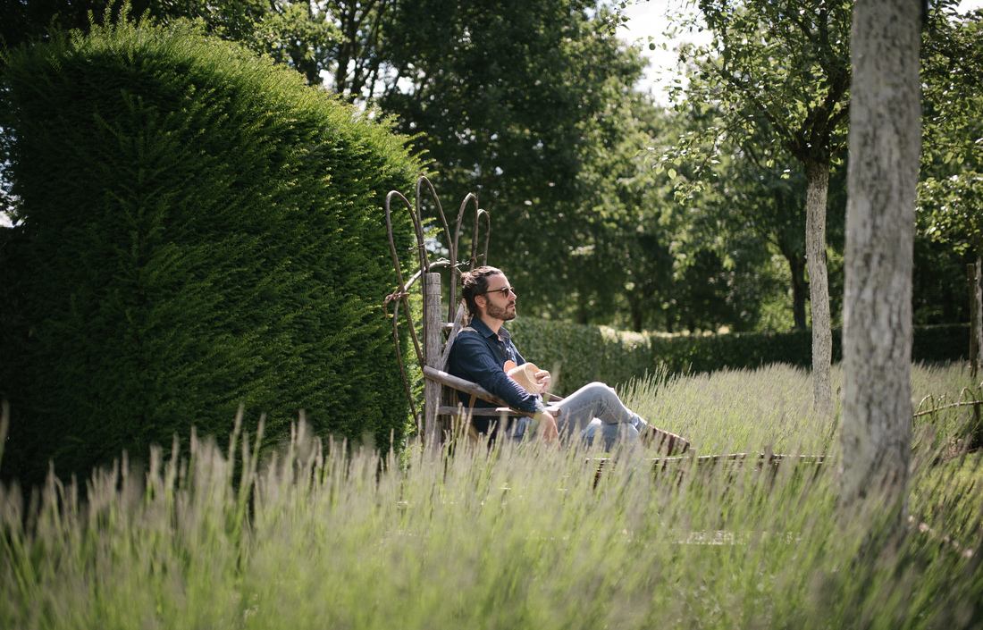 Seb sur son throne de... bois