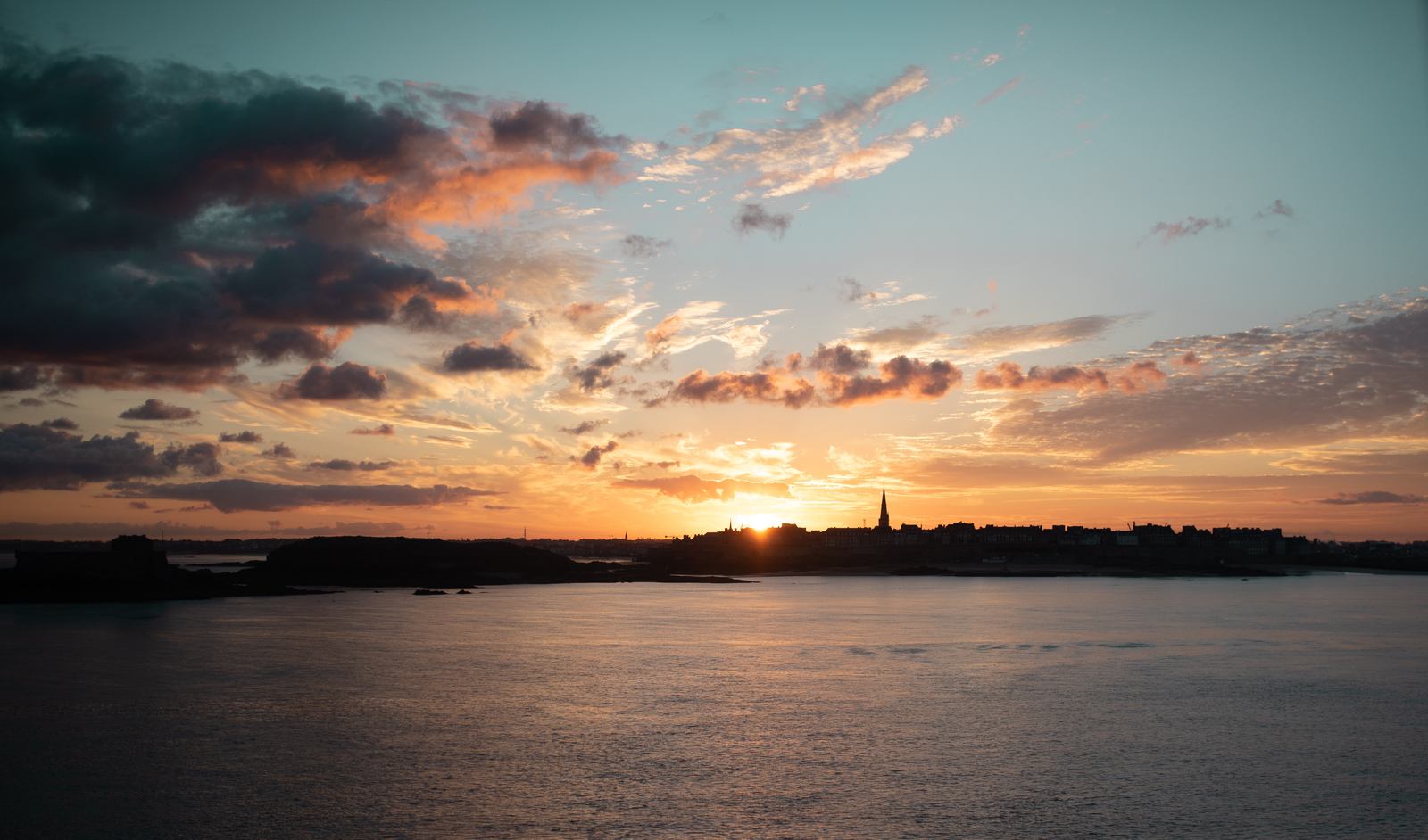 Arrivée à Saint Malo à l'aube Arrivée à Saint Malo à l'aube