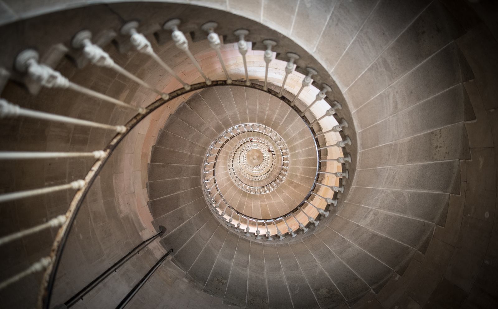 magnifique escalier en colimaçon du phare des baleines 