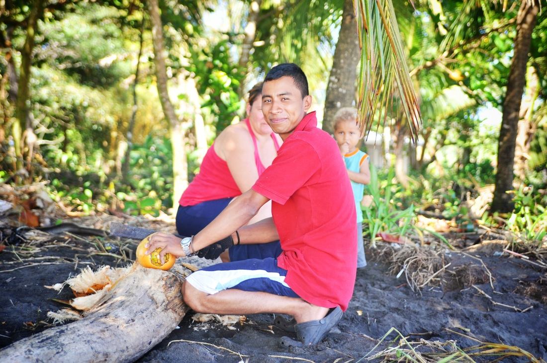 Ouvrir une noix de coco, Tortuguero, Costa RIca