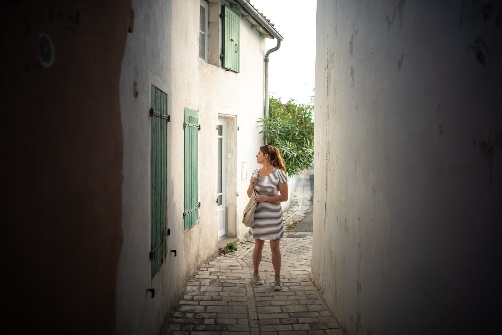 Manue dans une petite ruelle