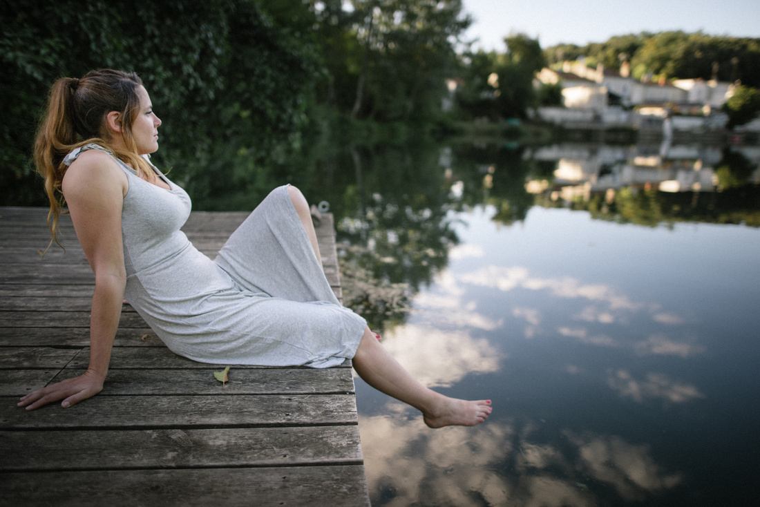 Manue, les pieds presque dans l'eau