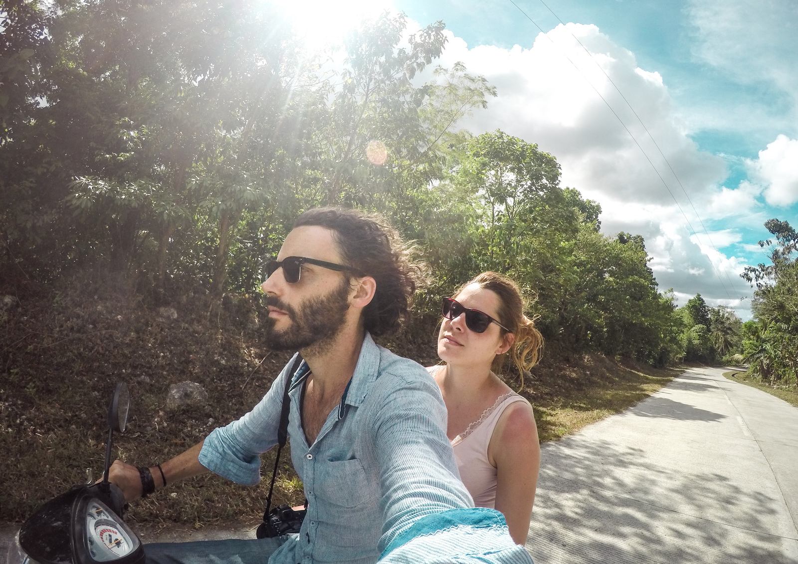 Tous les 2 en scooter à Bohol :)