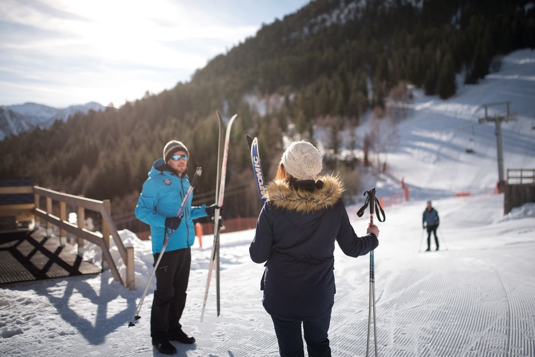 Manue qui écoute les instructions de ski nordique
