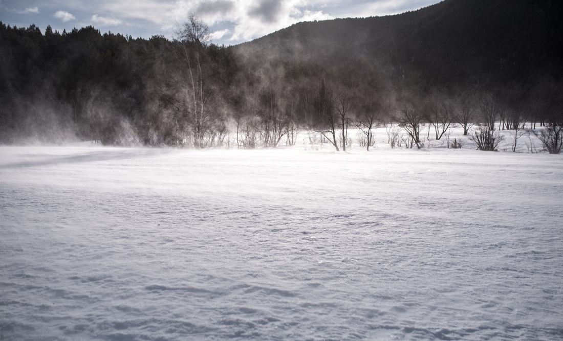 Etendue de neige sous le vent