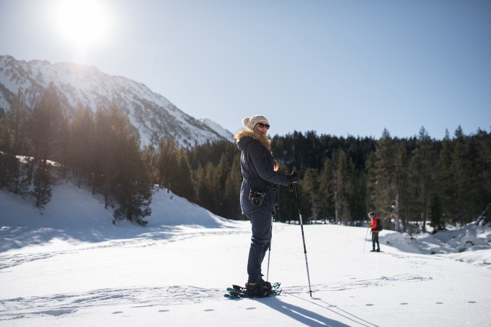 Manue qui prend la pause, en raquette
