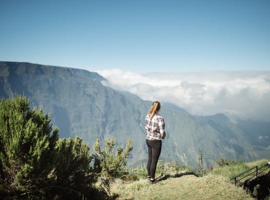 Au loin la côte et la mer